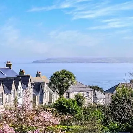 Sunrise! ~ 2 Bedrooms, Garden, Parking, Sea Views Holiday home *