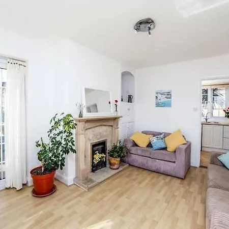Sunrise! ~ 2 Bedrooms, Garden, Parking, Sea Views