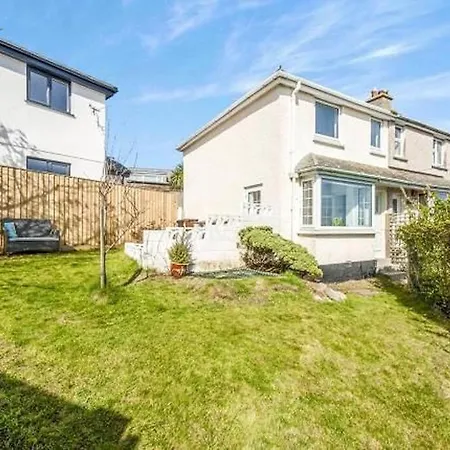 Holiday home Sunrise! ~ 2 Bedrooms, Garden, Parking, Sea Views *