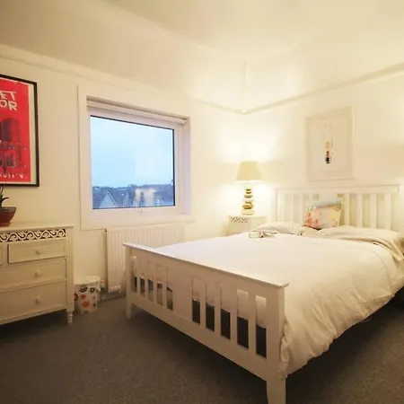 Holiday home Sunrise! ~ 2 Bedrooms, Garden, Parking, Sea Views St Ives (Cornwall)