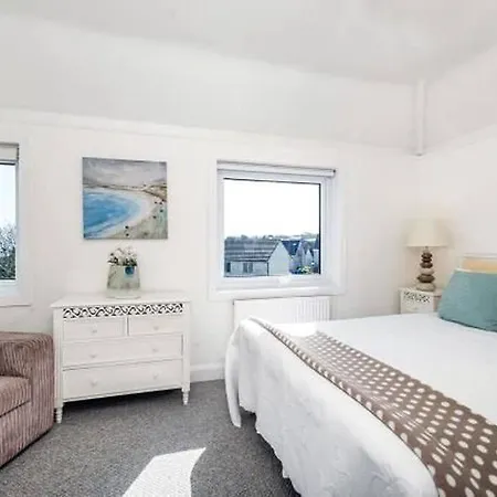 Sunrise! ~ 2 Bedrooms, Garden, Parking, Sea Views Holiday home