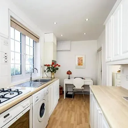 Holiday home Sunrise! ~ 2 Bedrooms, Garden, Parking, Sea Views