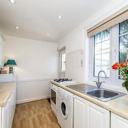 Sunrise! ~ 2 Bedrooms, Garden, Parking, Sea Views